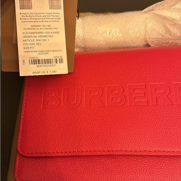 NWT BURBERRY HAMPSHIRE EMBOSSED LEATHER FLAP CROSSBODY STRAP CLUTCH & DUST BAG - Picture 2 of 8